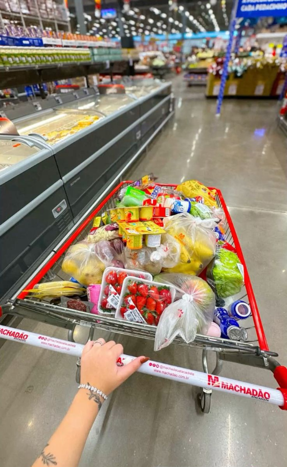 Troli belanja berisi sayur, buah, dan kebutuhan pokok di supermarket sebagai ilustrasi budgeting makanan sehat