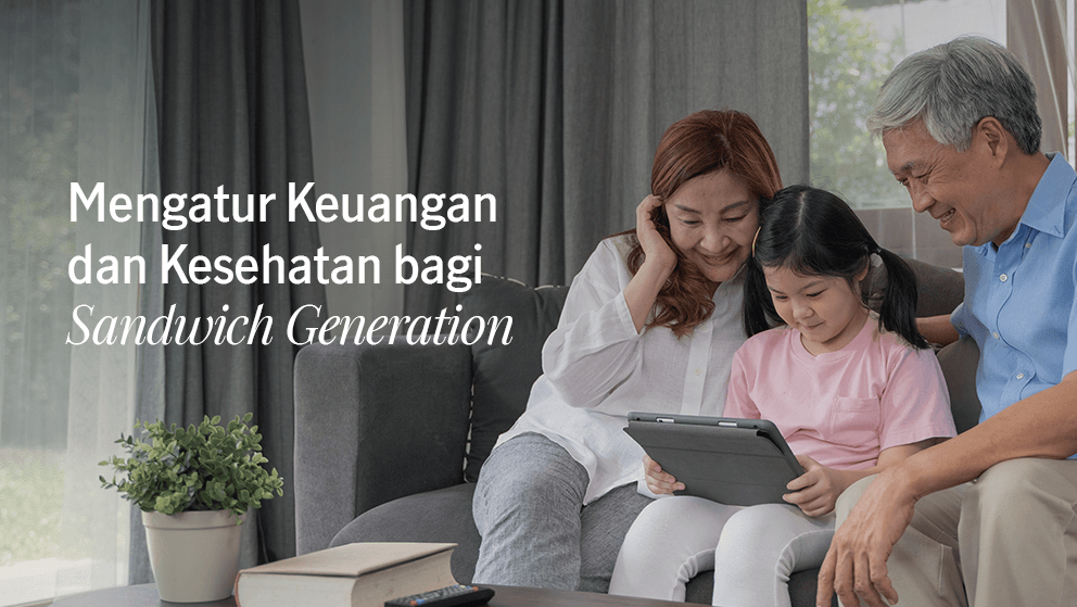 Keluarga sedang berdiskusi tentang kesehatan dan keuangan untuk hidup sehat tanpa boros